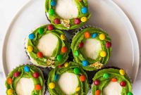 Christmas Wreath Cupcakes Recipe and Decorating Tips