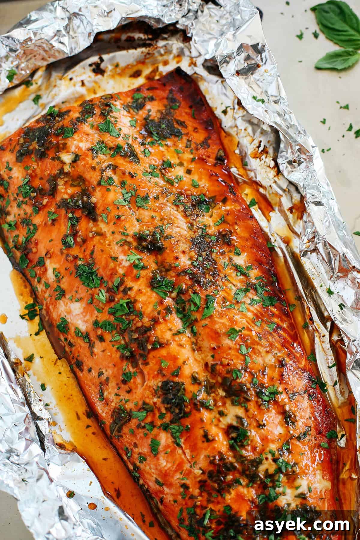 Baked salmon with basil and glaze