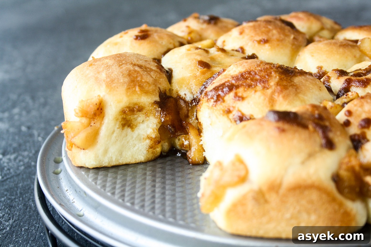 Fluffy bread rolls stuffed with caramelised apples