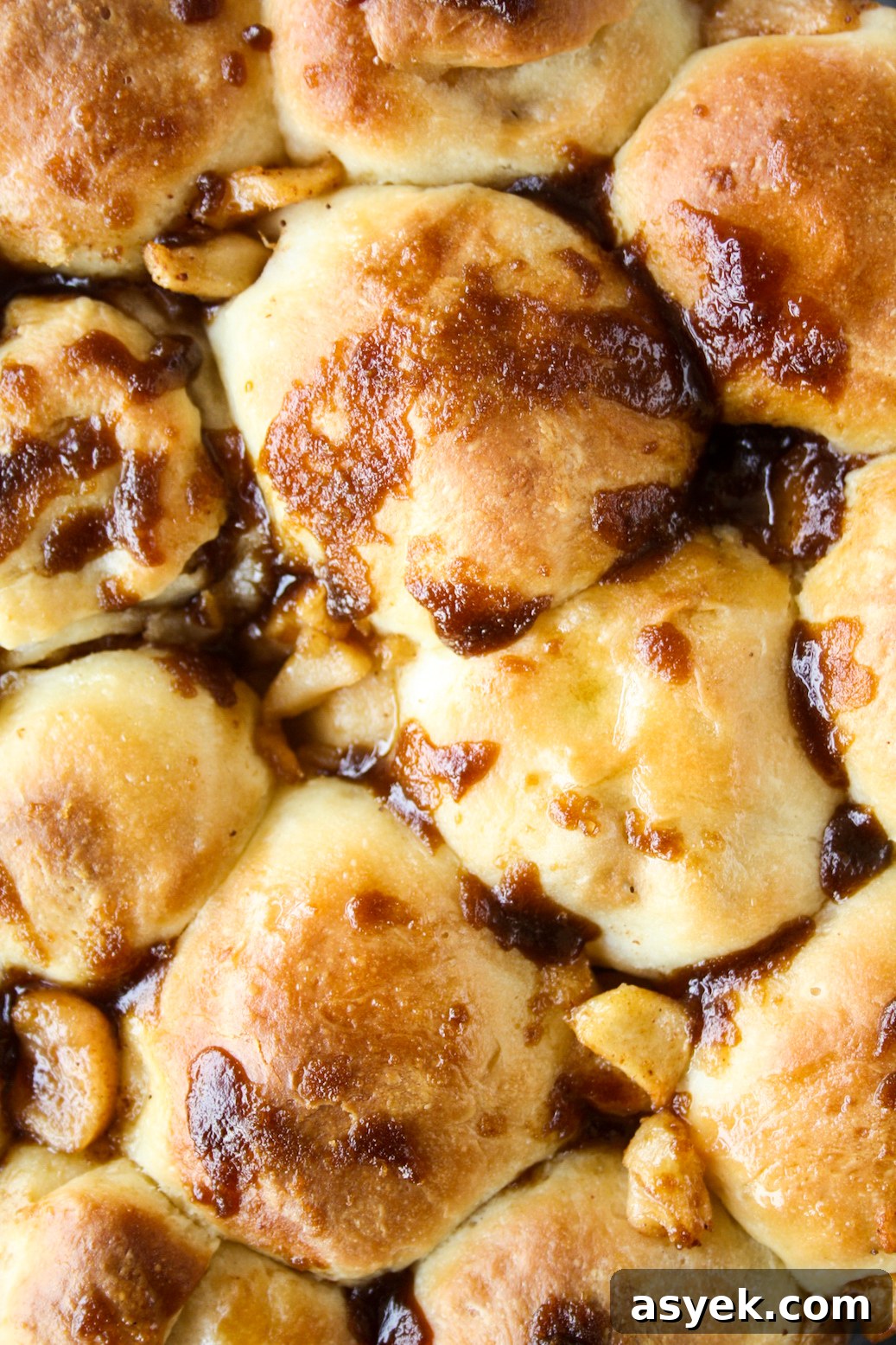 Fluffy bread rolls stuffed with caramelised apples
