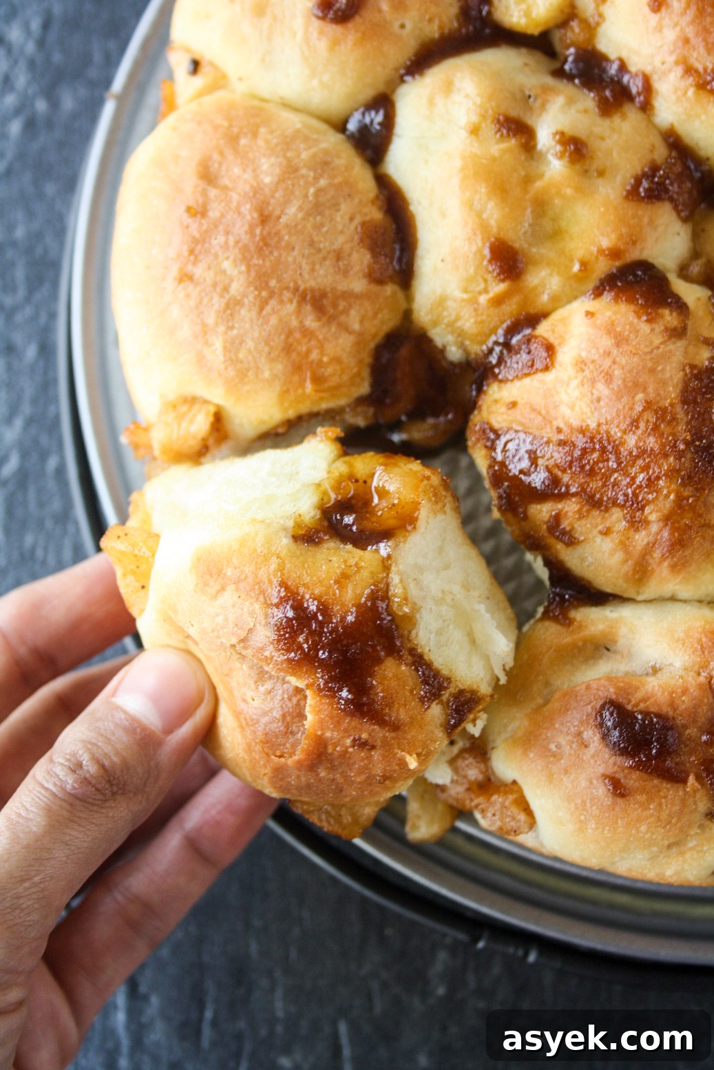 Fluffy bread rolls stuffed with caramelised apples