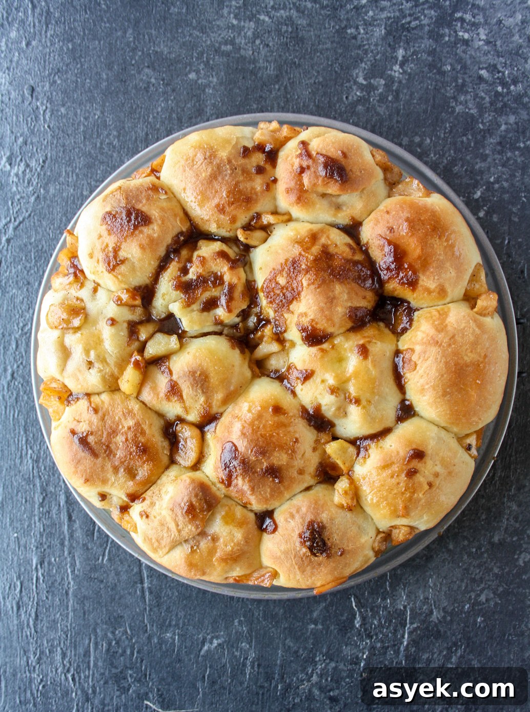 Fluffy bread rolls stuffed with caramelised apples