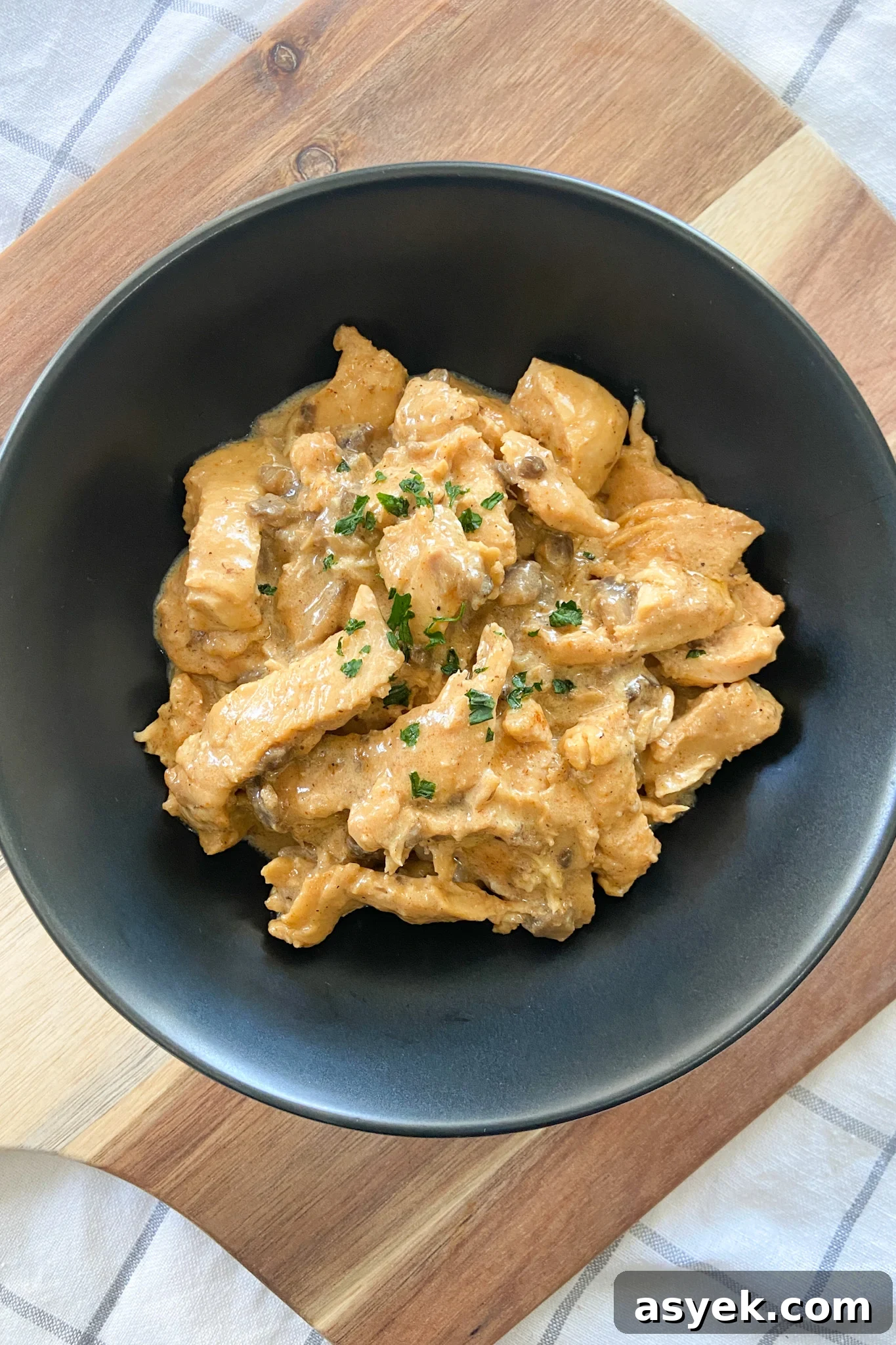 Creamy Garlic Mushroom Chicken Skillet 2 Creamy mushroom chicken served in a black plate