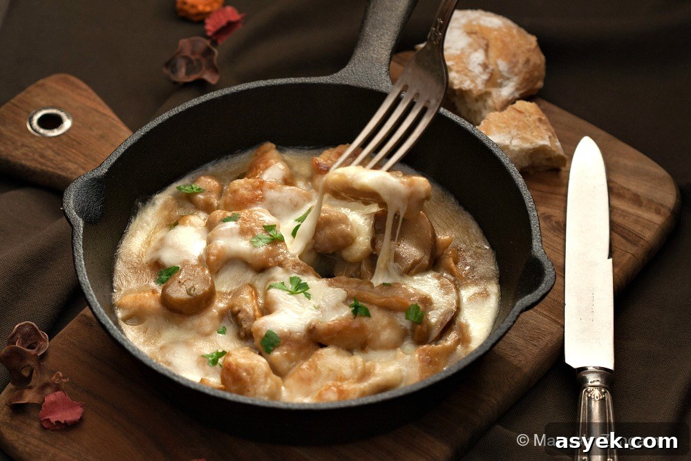 Skillet Chicken with Mushrooms and Melted Mozzarella 6 Mushroom and Mozzarella Skillet Chicken