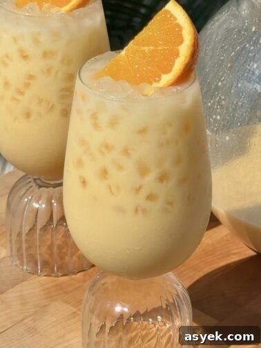 Glass of Morir Soñando, a creamy orange and milk beverage